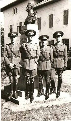  1945 - în fața bustului Regelui Ferdinand I (1914-1927), de la Şcoala de Ofițeri de Cavalerie din Târgovişte maior Andrei Cristescu, lt. Gheorghe Bălăuță, lt. Nicolae Leafu, lt. Ştefan Velea.